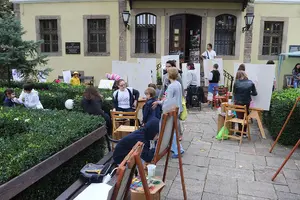Деца рисуват пред къщата на Златю Бояджиев в Пловдив, 2015, снимка: Портал12
